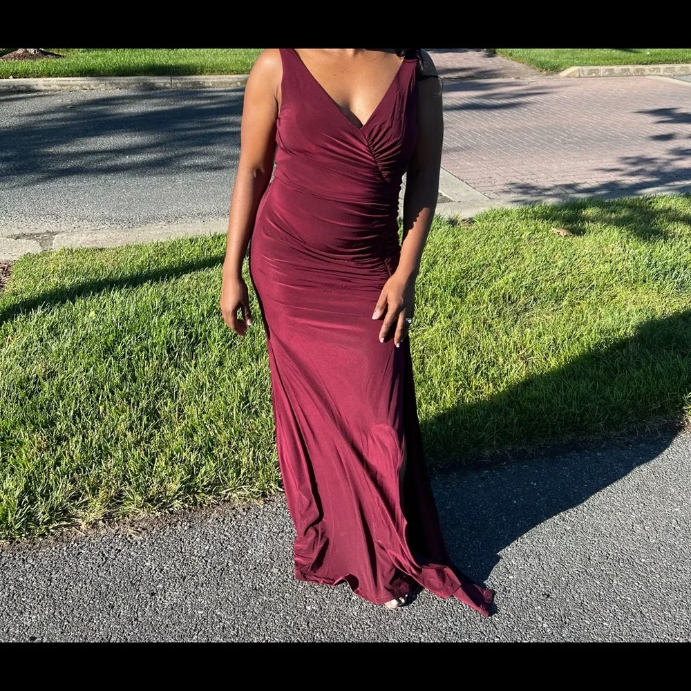 David Bridal Ruched Jersey V-Neck Tank Sheath Dress - Picture 3 of 3